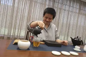岳云鹏老婆手术后瘦好多！首次晒照光头变寸头，两眼肿胀似刚哭过图片