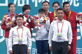 全红婵颁奖仪式全程抢镜！合影C位，自拍时踮脚，挥手引观众尖叫图片