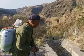 祖孙三人横穿高速，民警及时发现制止图片