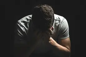 他悔啊：人到中年疯狂一把，为第三者抛妻弃子，小三却只是玩玩图片