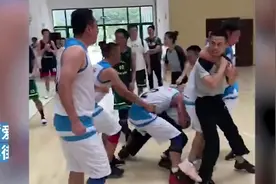 暴脾气 四川名校初中生群殴裁判 堪比NBA阿泰 这是中国篮球未来？图片