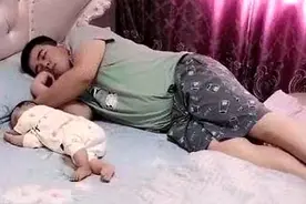 爸爸陪儿子午睡，醒来后发现儿子小脚冰凉，吓得赶紧探鼻息图片