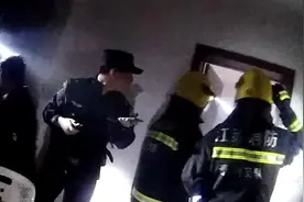江苏泰州：深夜，民警破门而入……图片