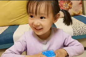小朋友超级喜欢的3d迷宫玩具，姐妹俩玩的很搞笑，就是有点难图片