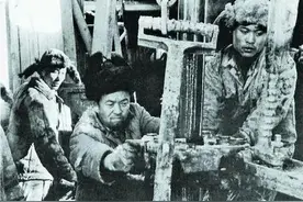 王进喜：为祖国献石油的铁人，为阻止井喷，带伤跳进泥浆坑图片
