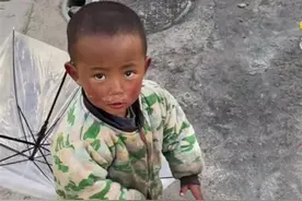 2岁男孩“无父无母”，寒冬腊月光脚没鞋穿，想妈时就找姑姑抱抱图片