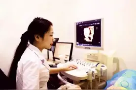 好奇：胎宝泡在羊水里时，他耳朵里会不会进水？图片