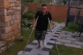 63岁潘长江拍戏左脚粉碎性骨折 生日当天毫无笑容图片