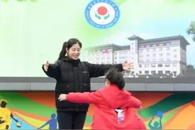 女孩6年没洗过澡，单亲妈妈不忍将其带回家，精心照顾12年给其光明未来图片