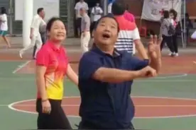 学生偷拍老师“尴尬时刻”，画面有点辣眼睛，老师看后想打人图片