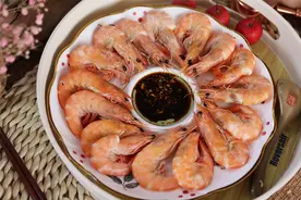 吃鲜虾，海边渔民的“无水白灼”做法，虾肉细嫩香甜，鲜味不流失图片