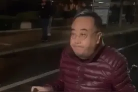 那威疑健康告急，片场坐轮椅白发明显，操劳一生成传奇如今显凄凉图片