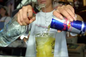 白酒为啥不能和可乐一起喝？别再误导别人了图片