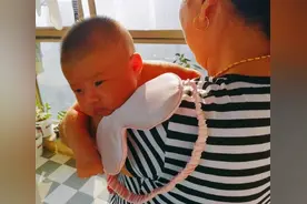 为什么宝宝喜欢被抱着走动，坐下就闹、放下就哭？原来是这些原因图片