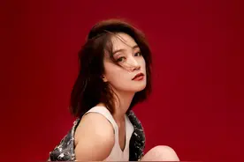 蓝盈莹露肩鱼尾连体长裤+镂空设计打破单调，身材与气质并存图片