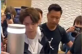 王一博过安检好帅 最爱耶啵 耶啵你是生气了么图片