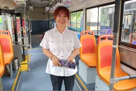 “车长将自己唯一的雨伞送给了她”后续：乘客及时归还雨伞，并希望车队表扬车长图片