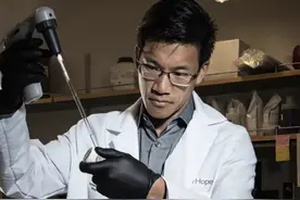 王力宏罕见晒大哥，王力德穿白大褂做科研，研究血癌学历全家最高图片