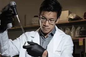 王力宏罕见晒大哥，王力德穿白大褂做科研，研究血癌学历全家最高图片