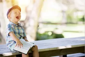 孩子总是喜欢摸“小鸡鸡”时，是家长对他们进行性教育的好时机图片