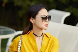 关悦把“衬衫”穿出新高度，姜黄色衬衫配小白鞋，显贵又时髦图片