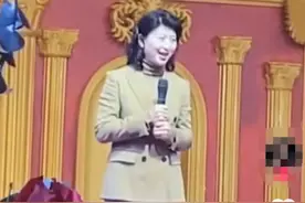 闫学晶现身亲戚婚礼现场，直言：我很贵但今天免费，惹全场爆笑图片