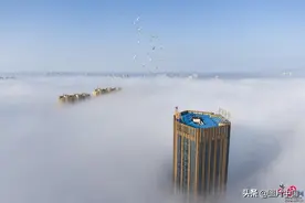 江苏海安市现平流雾景观 高层建筑直拔云霄「组图」图片