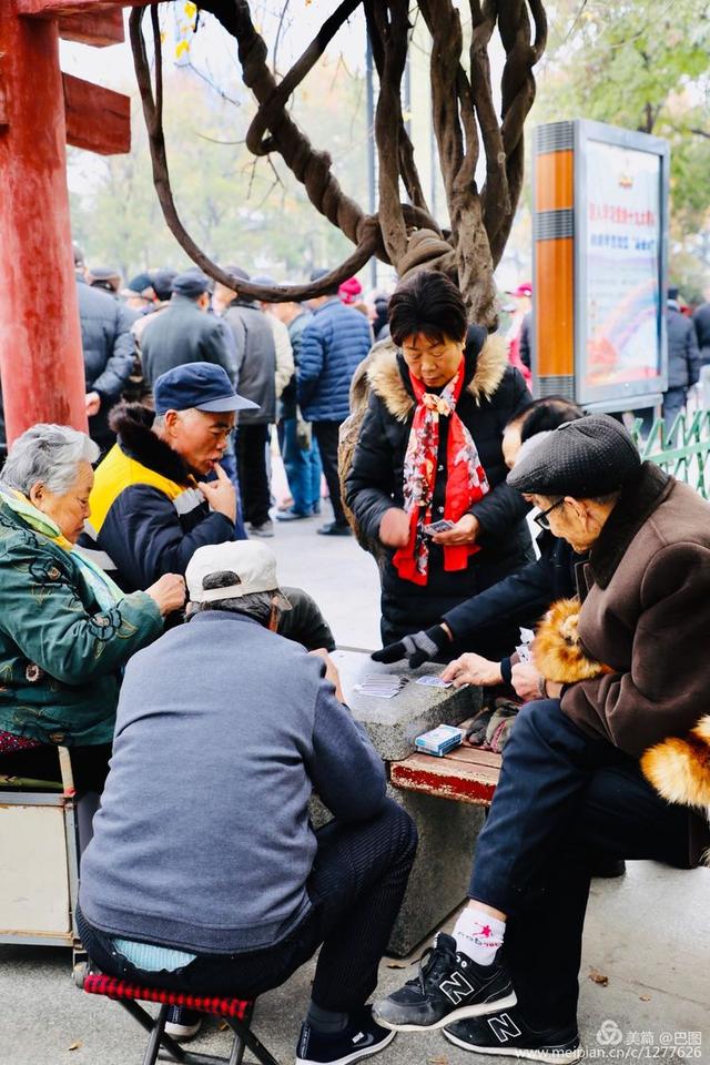 高手在民间，演出自娱自乐，洛阳周王城广场民间曲艺乐园