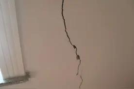 胡先生房子墙体开裂，问过专业人事才知道原因，后悔的只拍大腿图片