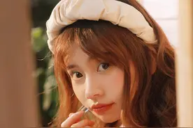 校花红色格子连衣裙性感写真图片