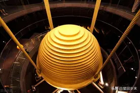 什么是阻尼器？为什么高楼大厦里要悬挂一个上千吨的大铁球？图片