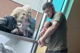爷爷奶奶带狗探望刚出生的小宝宝，狗子一脸懵逼：我的地位不保了图片