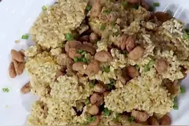 家常蛋黄锅巴、咸鲜麻辣、酥脆营养，一道用小零食制作的美味图片