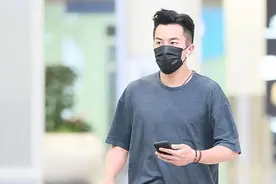 刘恺威猛男块头没维持住，身材发福穿灰色T恤，帅哥风采都淡了图片
