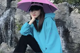 易烊千玺唯一的女神，逆龄少女朴山多拉，私服穿搭也太会了图片
