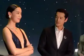 39岁胡歌出席活动，被安排和模特互动，对方穿着大胆开放显尴尬图片