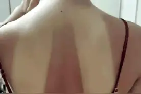 老婆说去海边了，晒痕就是证据，我陷入了沉思，总感觉哪里不对劲图片