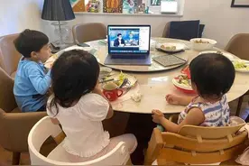 霍启刚组织三娃看视频，餐桌成焦点，这“简陋”模样跟豪门不沾边图片