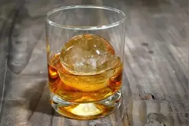 一起了解适合各种鸡尾酒的冰块图片