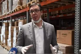 塞尔维亚总统以身作则，戴好口罩手套，承诺全国医院都会配呼吸机图片