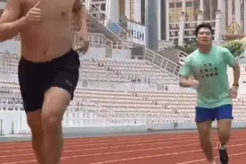 国乒劳动节狂练体能，刘国梁严肃训话，世界冠军长跑直接累趴！图片