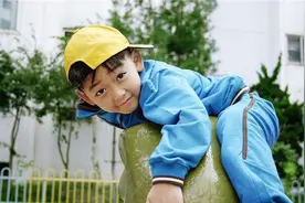 男孩爬树偷摘苹果被发现，慌忙中摔断双腿，熊孩子爸妈：必须赔偿图片