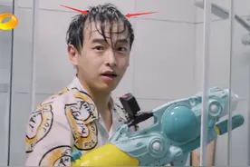 《向5》最没偶像包袱的嘉宾？随时发出憨笑声，头秃也不画发际线图片