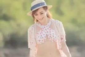 大秀好身材！56岁美魔女罗霖晒比基尼美照，皮肤白滑犹如少女一般图片