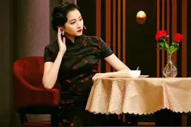关晓彤穿深色旗袍优雅大气，坐姿引热议，粉丝不禁为她捏了一把汗图片