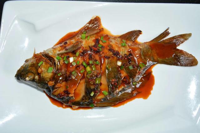 干煸鲫鱼鱼肉鲜美,养分富厚,吃了就会爱上