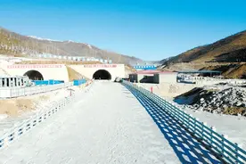 位于冬奥核心区域滑雪赛场底部，河北最长公路隧道双幅贯通图片