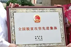 颁奖中，颁奖的领导为什么有时在左有时居右？图片