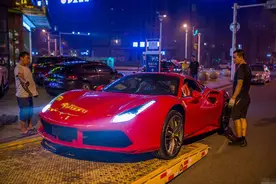 410万元买法拉利488，拖车深夜送达，贴膜时一旁的宾利车主很热情图片
