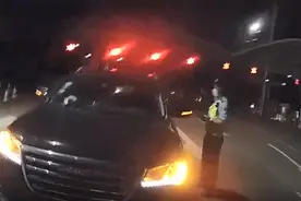 司机双腿残疾，却坚持无证驾驶！他说：“我开了几十年”图片